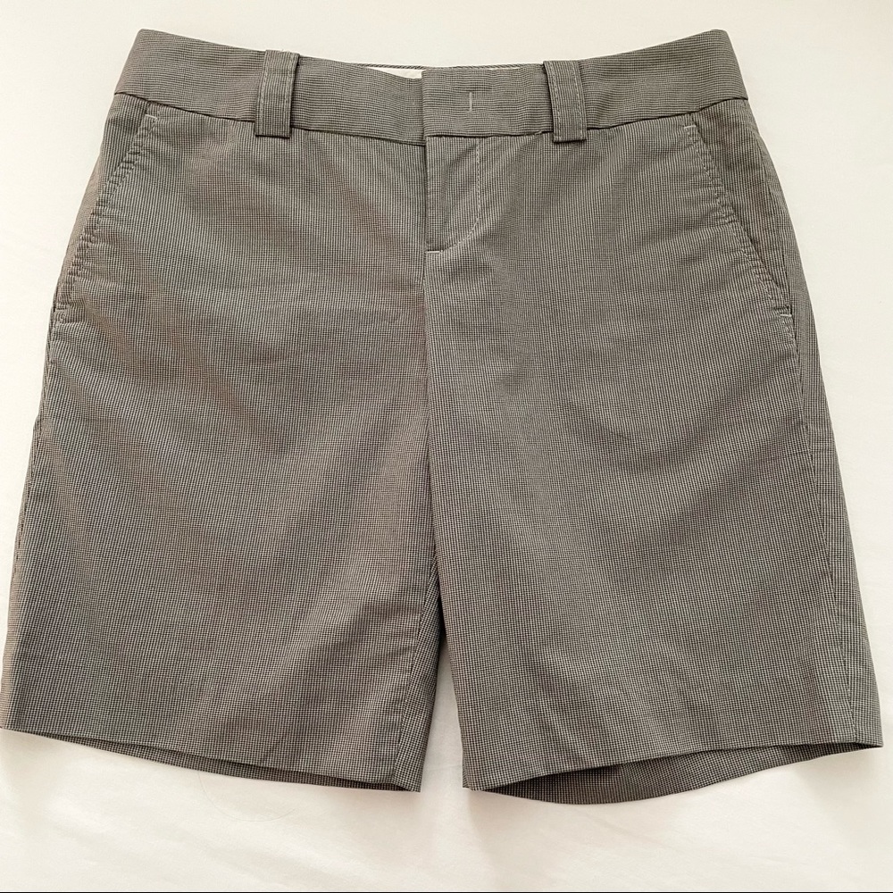 Banana Republic Mid Rise 9” Inseam Tailored Chino Shorts. Taupe size 0